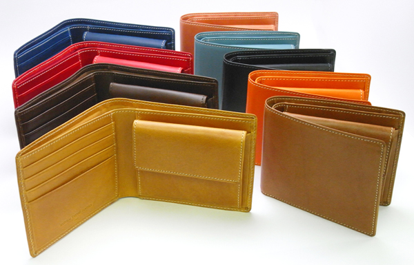 さまざまな色の財布